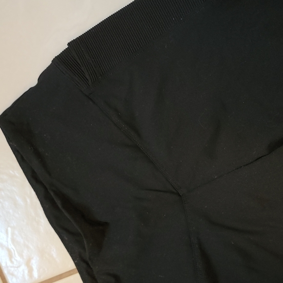 Victorias secret ultimate Light stretchy black leggings with pockets size medium - Picture 2 of 4